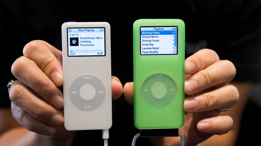 Steve Jobs dévoilant l'iPod Nano en 2005.