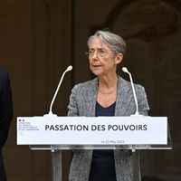 Olivier Dussopt et Elisabeth Borne lors de la passation des pouvoirs au ministère du Travail, du plein-emploi et de l'insertion, le 23 mai 2022