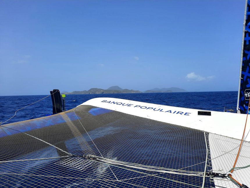 Final de la Route du Rhum, la Guadeloupe recèle de nombreux pièges et en venant aux Antielles, Armel Le Cléac'h n'a rien voulu laisser au hasard.