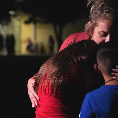 Une famille dans un centre civique où des services de soutien psychologique sont proposés après la tuerie d'Uvalde, au Texas, le 24 mai 2022.