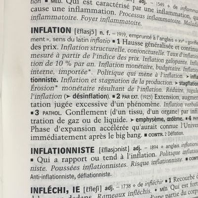 Définition du terme "inflation" dans le dictionnaire Le Petit Robert.