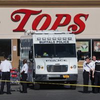 La police et les agents du FBI poursuivent leur enquête sur la fusillade survenue au Tops market le 15 mai 2022 à Buffalo, New York