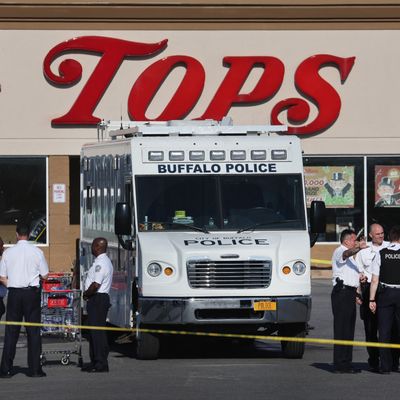 La police et les agents du FBI poursuivent leur enquête sur la fusillade survenue au Tops market le 15 mai 2022 à Buffalo, New York