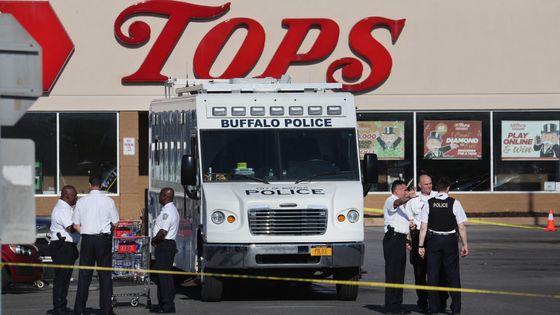 La police et les agents du FBI poursuivent leur enquête sur la fusillade survenue au Tops market le 15 mai 2022 à Buffalo, New York ©AFP - SCOTT OLSON