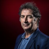 Le comédien François Morel nous raconte en chantant la vie du marin poète breton Yves-Marie Le Guilvinec dans son nouveau spectacle