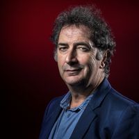 Le comédien François Morel nous raconte en chantant la vie du marin poète breton Yves-Marie Le Guilvinec dans son nouveau spectacle