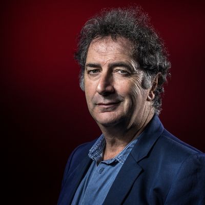 Le comédien François Morel nous raconte en chantant la vie du marin poète breton Yves-Marie Le Guilvinec dans son nouveau spectacle