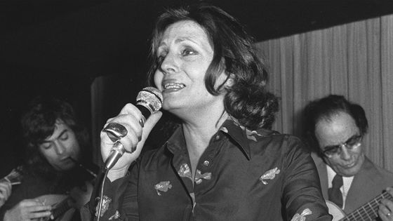 La chanteuse AmaliaRodriguez performe dans un cabaret parisien, 1972 ©AFP