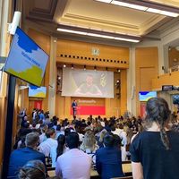 Le président ukrainien Zelensky en visioconférence à Sciences Po le 11 mai 2022.
