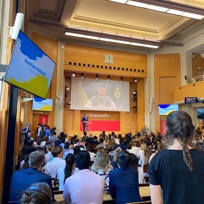 Le président ukrainien Zelensky en visioconférence à Sciences Po le 11 mai 2022.