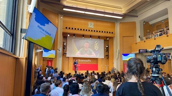 Le président ukrainien Zelensky en visioconférence à Sciences Po le 11 mai 2022. - Grégory Philipps