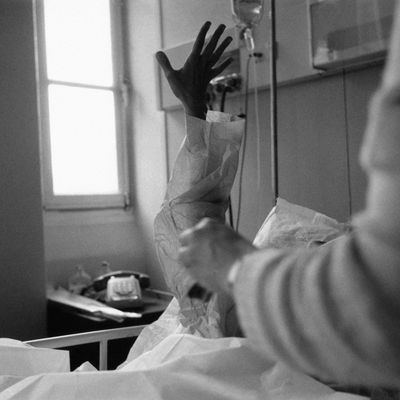 Médecin auscultant un malade du sida dans un hôpital en France, dans les années 1980