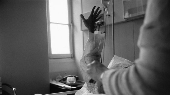 Médecin auscultant un malade du sida dans un hôpital en France, dans les années 1980 ©Getty - Valérie Winckler / Gamma-Rapho