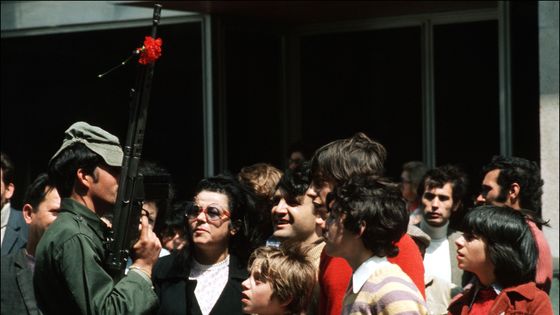 25 avril 1974, Lisbonne au Portugal, la Révolution des Oeillets ©Getty - Jean-Claude FRANCOLON Gamma-Rapho