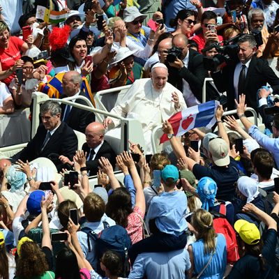 Pape François accueilli par la foule sur la place Saint-Pierre après une messe de canonisation de dix nouveaux saints, 15 mai 2022, Vatican