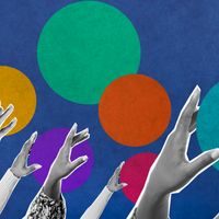 Collage de mains tendues vers le haut avec des points colorés en arrière-plan