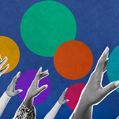 Collage de mains tendues vers le haut avec des points colorés en arrière-plan