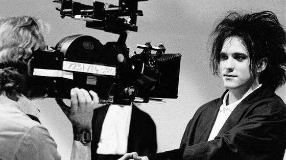 Robert Smith sur le tournage du clip "In between days" en juin 1985 ©Getty - Steve Rapport
