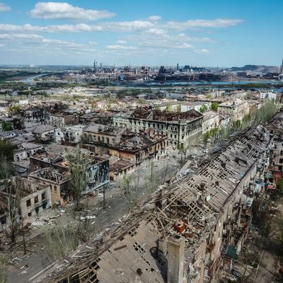 Une vue aérienne montre des bâtiments fortement endommagés, en République populaire de Donetsk.