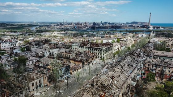 Une vue aérienne montre des bâtiments fortement endommagés, en République populaire de Donetsk. ©AFP - Alexey Kudenko / Sputnik / Sputnik via AFP