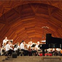 Orchestre sur la scène du Hatch Memorial Shell à Boston, Massachusetts, Etat-Unis