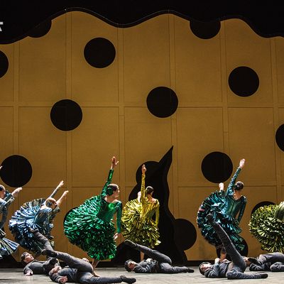 Scène de plateau du Carmen de Bizet chorégraphié par Mats Ek