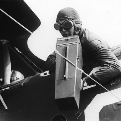 Un copilote avec une caméra dans un avion durant la Première guerre mondiale.