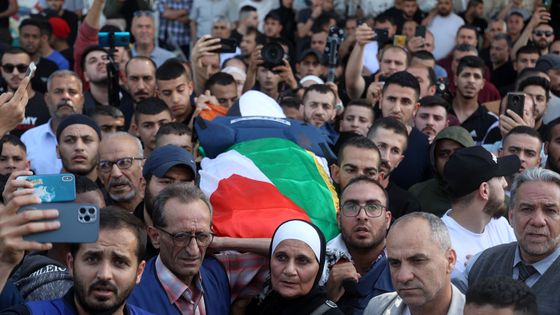 Cortège du corps de la journaliste palestinienne Shireen Abu Aqleh, jsute après sa mort, à Jénine ©AFP - JAAFAR ASHTIYEH