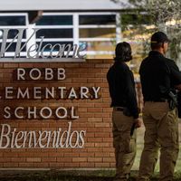 La police devant l'école primaire Robb où a eu lieu la tuerie