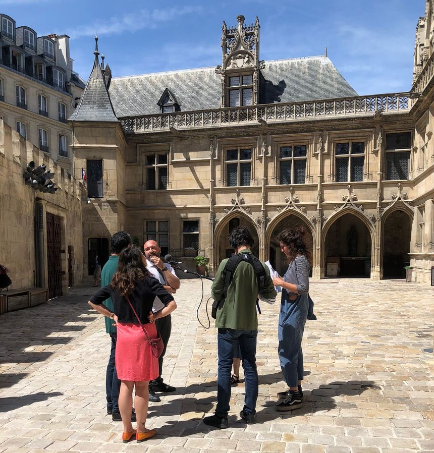 Michel Huynh et Séverine Lepape au micro de Xavier Mauduit dans la cour de l’hôtel des abbés de Cluny au Musée de Cluny - musée national du Moyen Âge