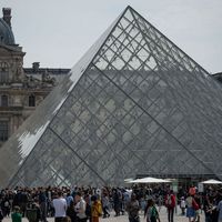 L'ancien patron du Louvre a été mis en examen, suspecté d'avoir participé à un trafic d'antiquités