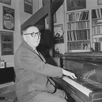 Portrait du compositeur Georges Van Parys chez lui le 22 avril 1969
