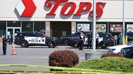 Le magasin Tops où le terroriste a tué 10 personnes samedi 14 mai, Buffalo, Etats-Unis ©AFP - Usman Ukalizai