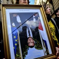 Les douze militants avaient décroché des portraits dans les mairies de Strasbourg, Valence et Paris.