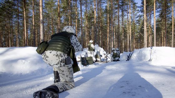 L'armée finlandaise a effectué des manoeuvres en mars dernier en Karélie près de la frontière russe ©AFP - Lauri Heino / Lehtikuva / AFP