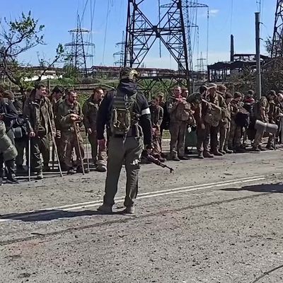 Des soldats ukrainiens après leur reddition à Marioupol le 18 mai 2022 (photo extraite d'une vidéo de l'armée russe)