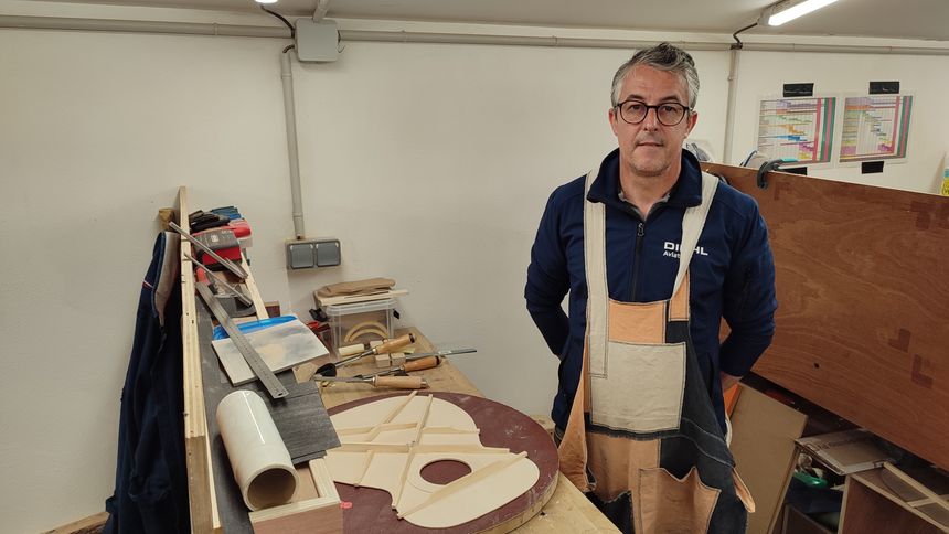Stéphane Bernard a passé 20 ans chez Airbus, à Toulouse. Il change aujourd'hui de cap, pour se consacrer à sa passion, l'artisanat d'art.