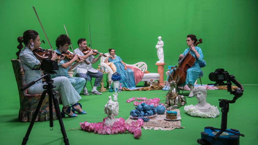 Extrait clip Erotic Market - Boredoms & Heartstrings