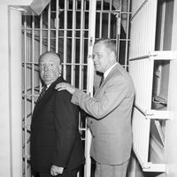 Alfred Hitchcock en 1956 lors d'un gag est arrêté par Clinton H. Anderson chef de la Police de Beverly Hills