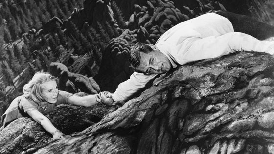 Cary Grant et Eva Marie Saint en difficulté sur le Mont Rushmore dans le film "North by Northwest" 1959 ©Getty - Silver Screen Collection