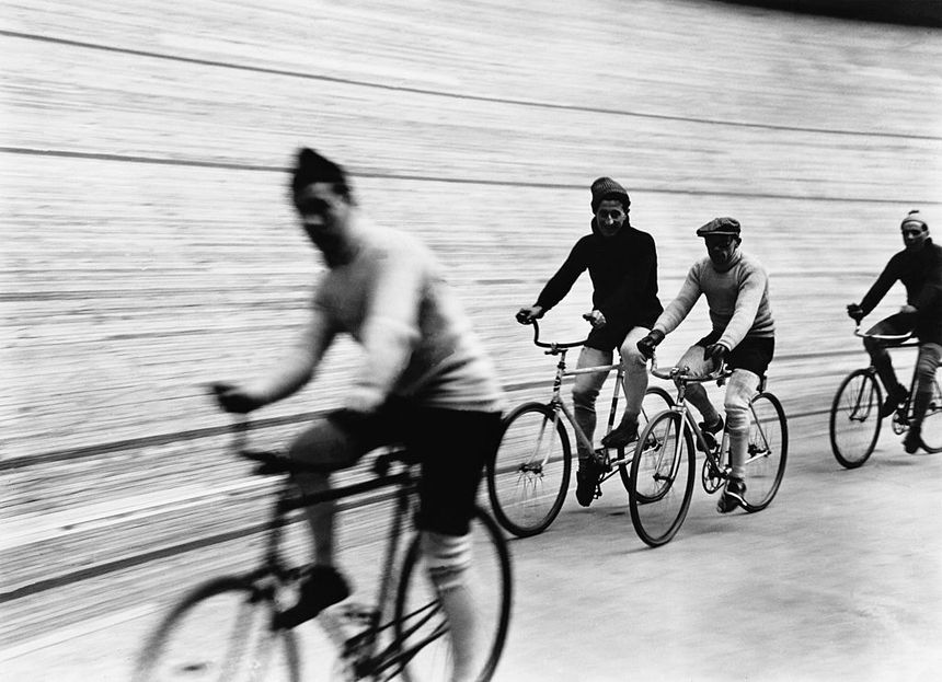 Depuis 1913 et jusqu'en 1958, se tiendra au vélodrome une course fameuse, les "Six jours de Paris". Interrompue pendant la guerre, la course reprend en 1946.
