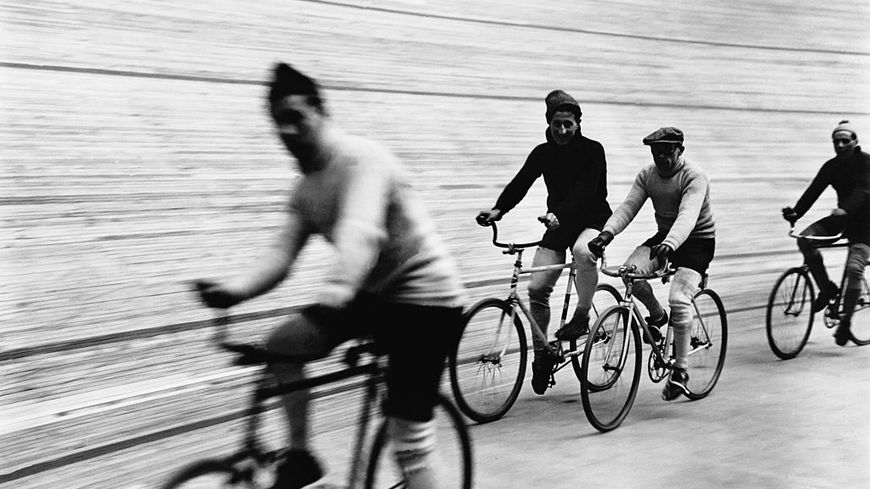 Depuis 1913 et jusqu'en 1958, se tiendra au vélodrome une course fameuse, les "Six jours de Paris". Interrompue pendant la guerre, la course reprend en 1946.