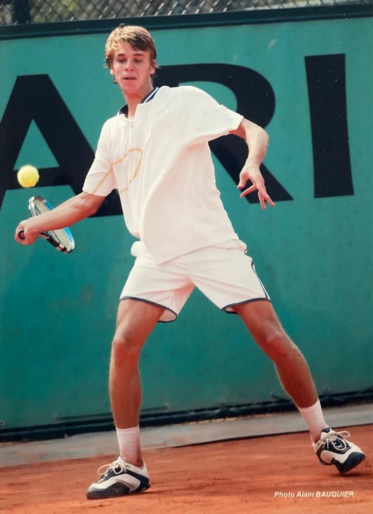 Cyril Mokaiesh a joué au tennis de haut niveau jusqu'à sa majorité.