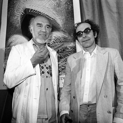 Le cinéaste Jean-Luc Godard et l'acteur français Michel Piccoli pour la présentation du "Passion" à Cannes en 1982.