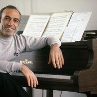 Portrait de Miguel Angel Estrella, pianiste, chez lui, en juillet 1980 à Paris