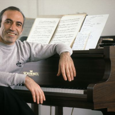 Portrait de Miguel Angel Estrella, pianiste, chez lui, en juillet 1980 à Paris