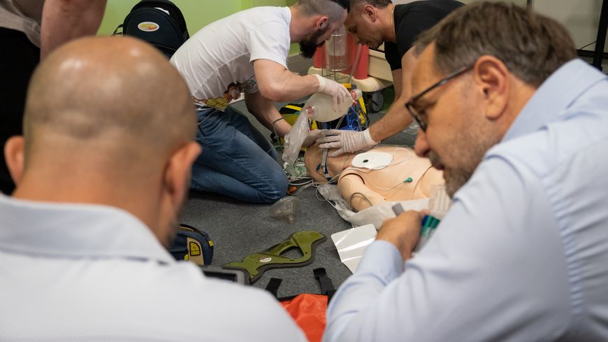 La formation a lieu durant toute la semaine à Metz avec des médecins d'urgence français expérimentés.