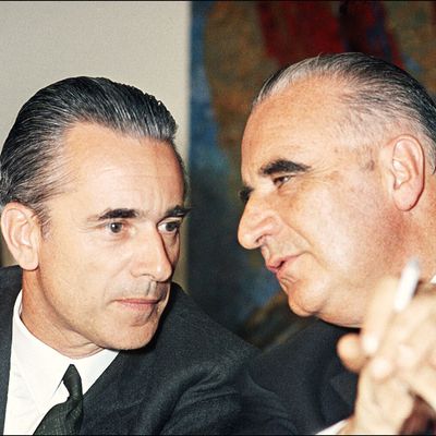 Jacques Chaban-Delmas (G) nouveau Premier ministre s'entretient au mois de juin 1969 au Palais de l'Elysée avec le Président Georges Pompidou