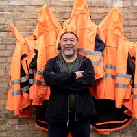Ai Weiwei devant son oeuvre "Safety Jackets" en février 2020 à Berlin