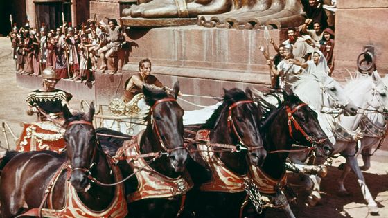 Les acteurs Charlton Heston et Stephen Boyd sur le tournage du film "Ben-Hur" réalisé par William Wyler. ©Getty - Sunset Boulevard